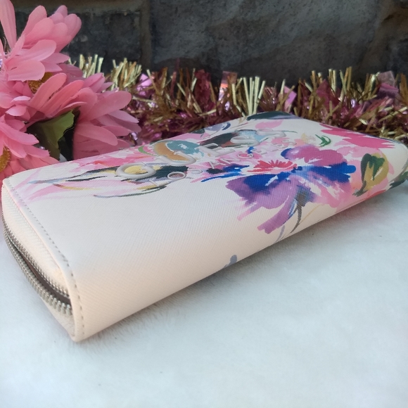 🌸 SOLD🌺Guess Pink Floral Joann Wallet + Charm - Picture 4 of 13